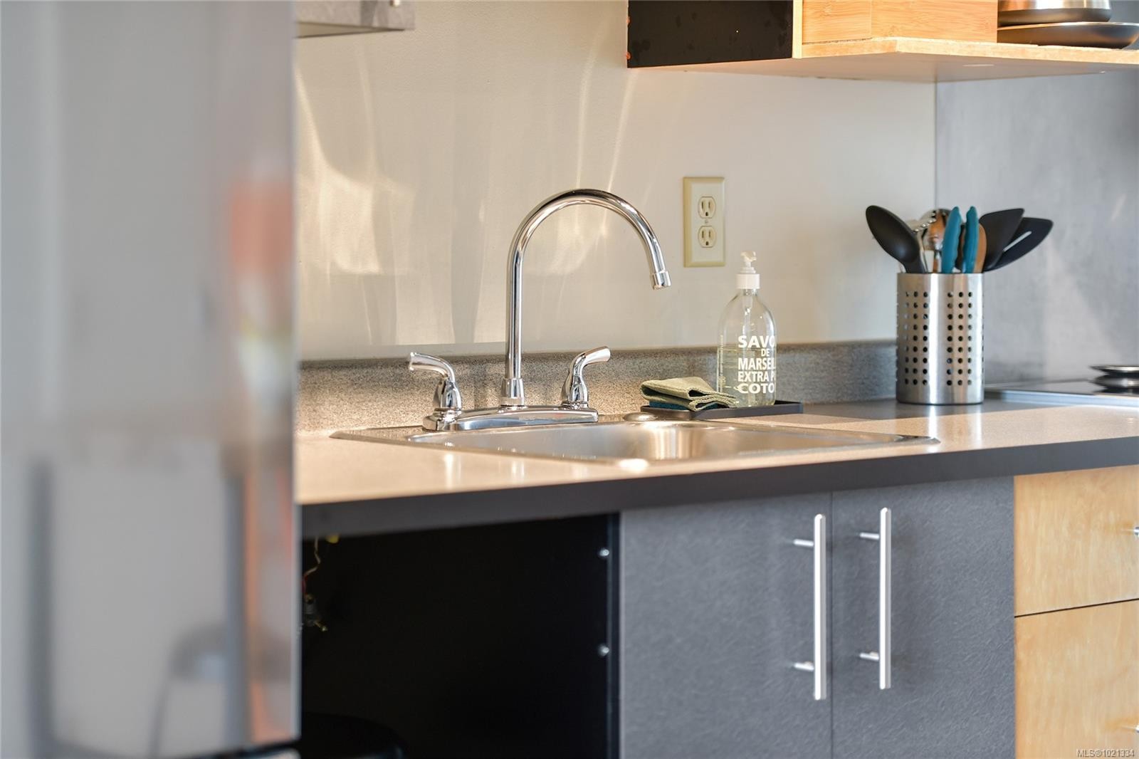 513-1061 Fort St, Victoria, BC - Indoor Photo Showing Kitchen