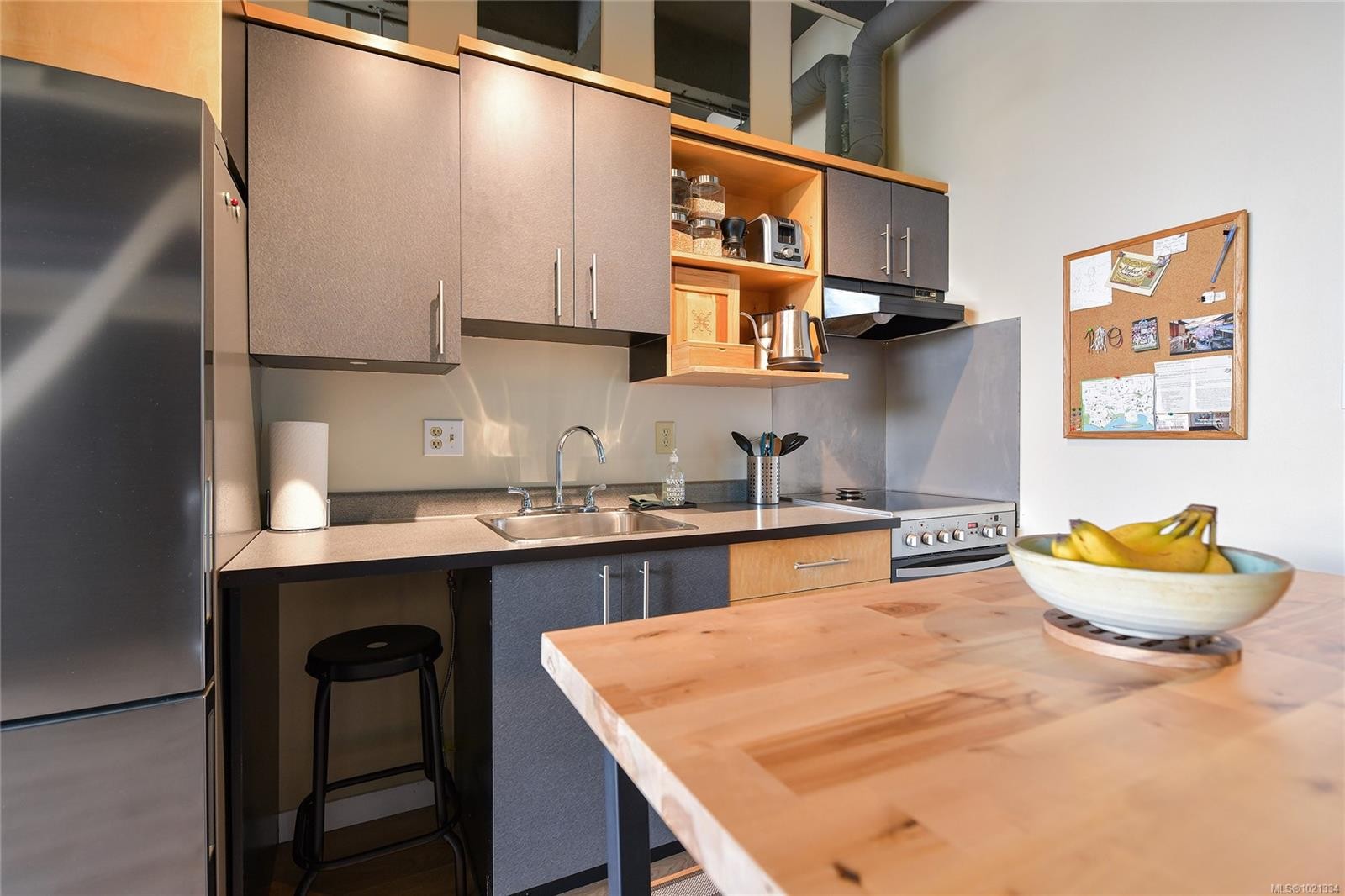 513-1061 Fort St, Victoria, BC - Indoor Photo Showing Kitchen