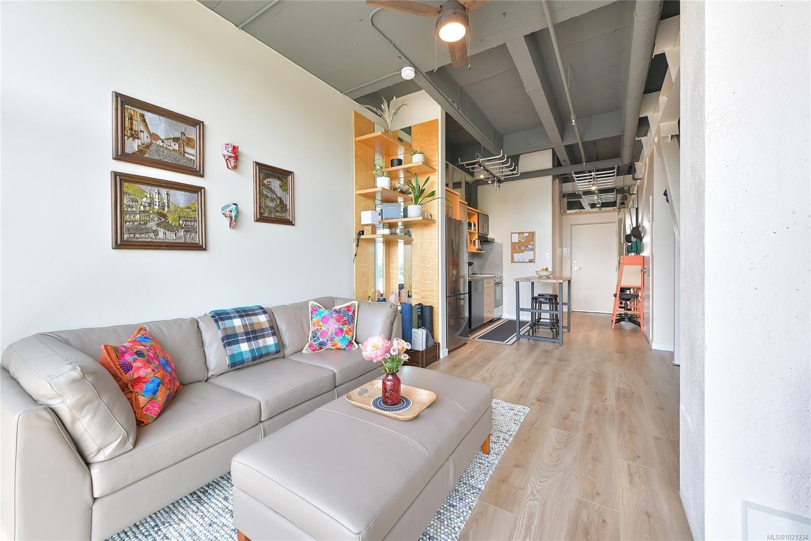 513-1061 Fort St, Victoria, BC - Indoor Photo Showing Living Room