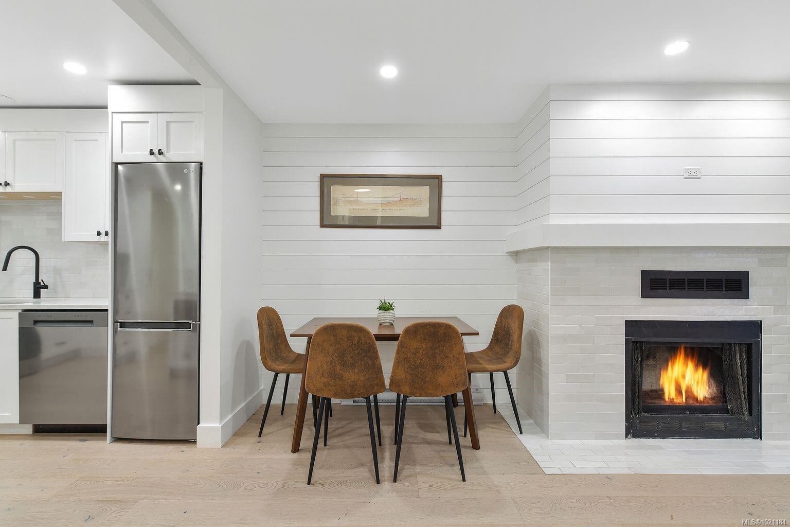 105-3215 Alder St, Saanich, BC - Indoor With Fireplace