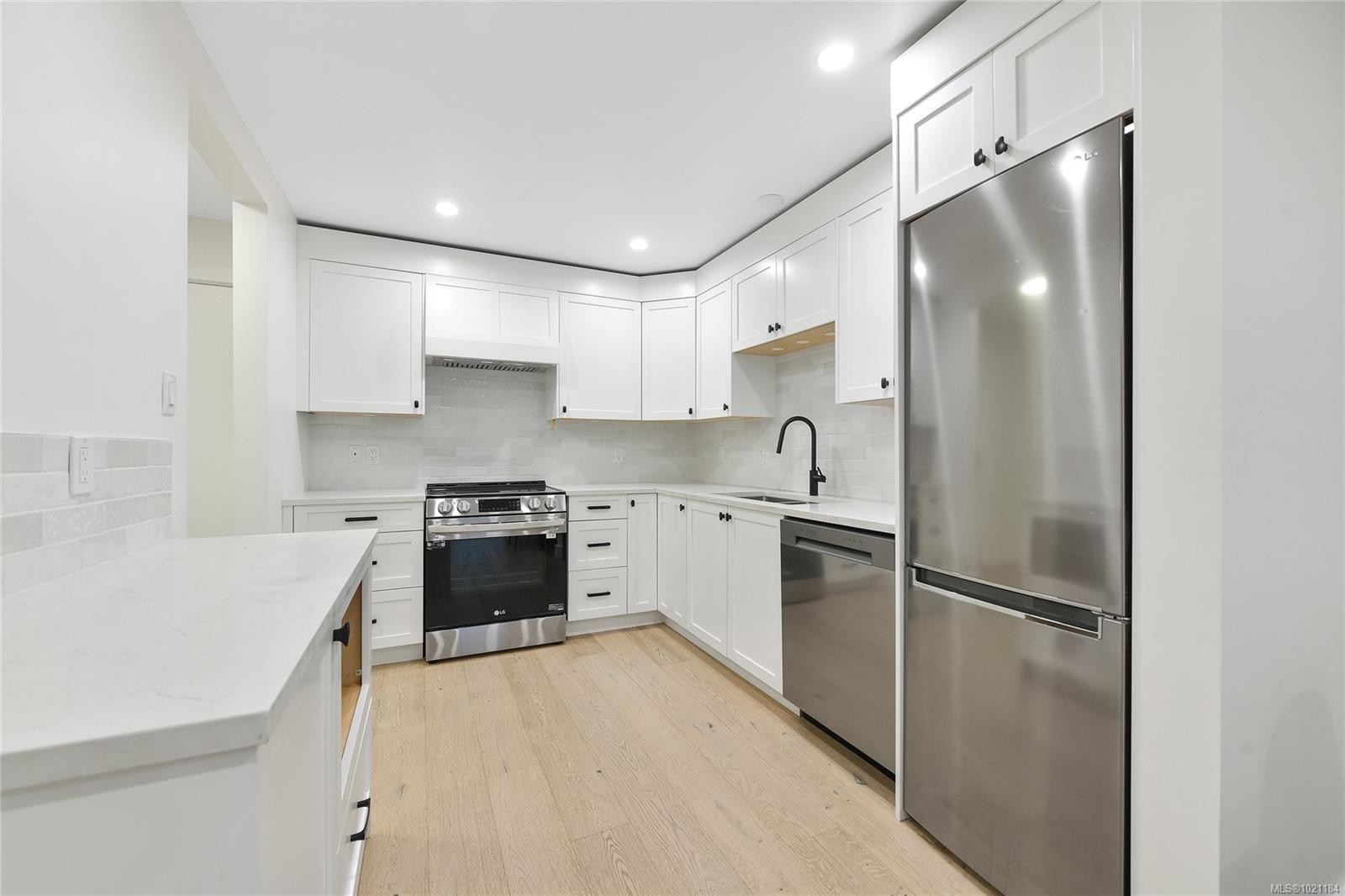 105-3215 Alder St, Saanich, BC - Indoor Photo Showing Kitchen With Upgraded Kitchen