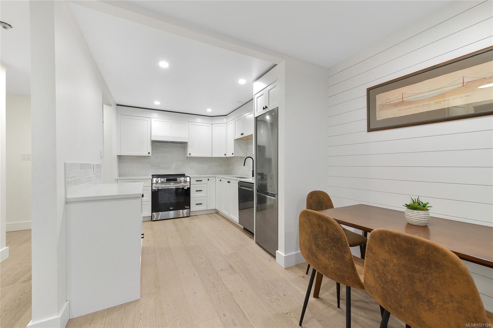 105-3215 Alder St, Saanich, BC - Indoor Photo Showing Kitchen