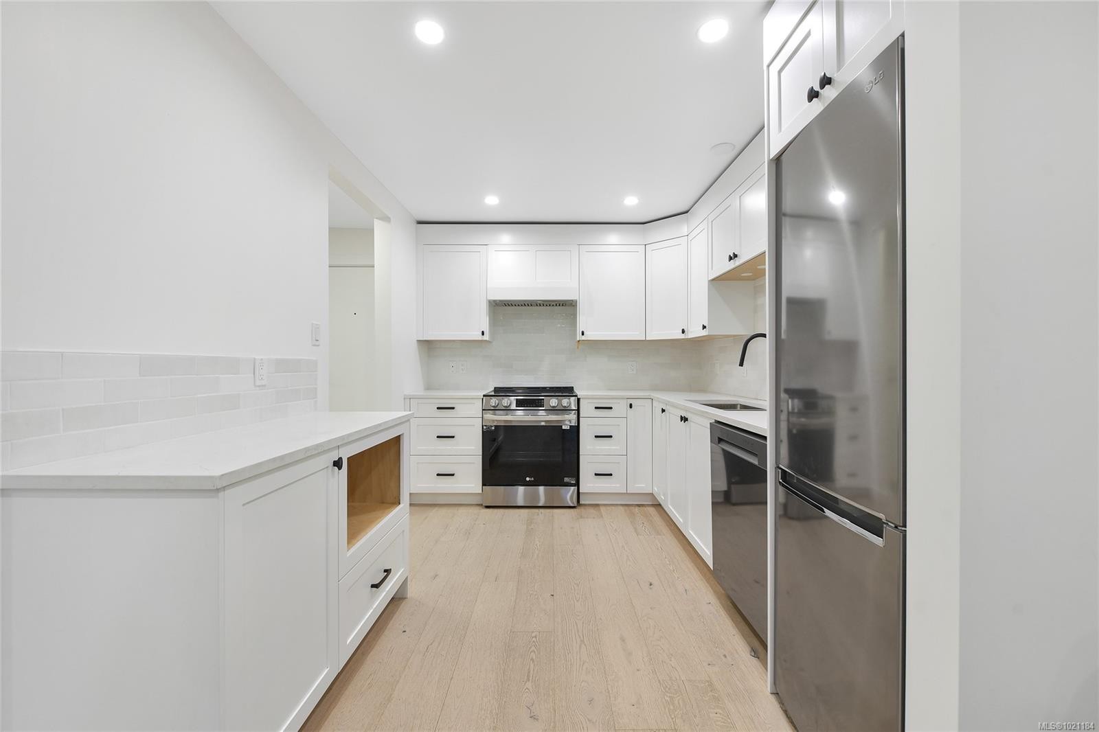 105-3215 Alder St, Saanich, BC - Indoor Photo Showing Kitchen