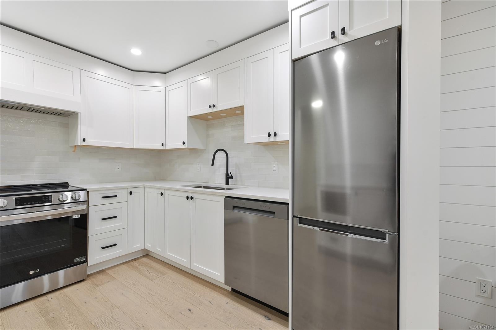 105-3215 Alder St, Saanich, BC - Indoor Photo Showing Kitchen With Upgraded Kitchen