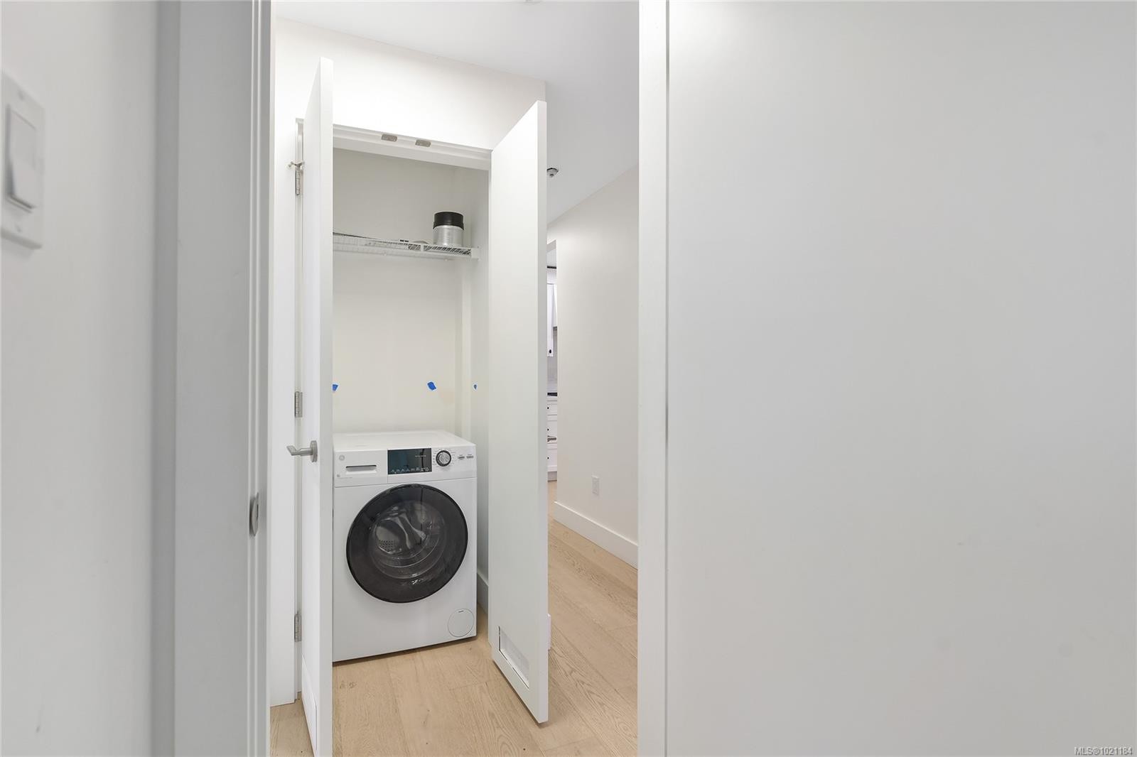 105-3215 Alder St, Saanich, BC - Indoor Photo Showing Laundry Room