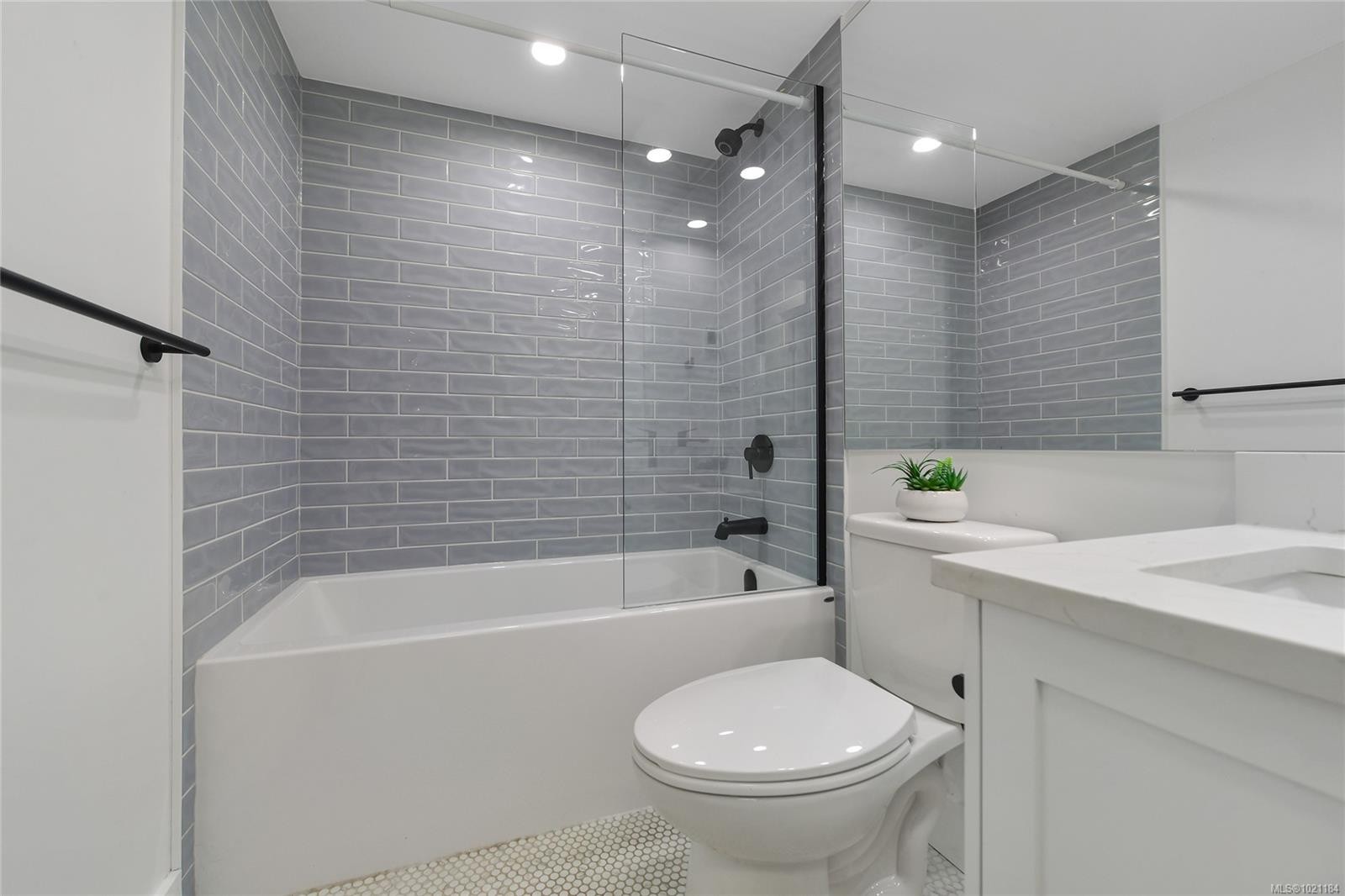 105-3215 Alder St, Saanich, BC - Indoor Photo Showing Bathroom