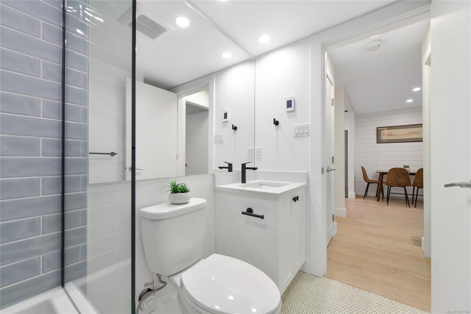 105-3215 Alder St, Saanich, BC - Indoor Photo Showing Bathroom