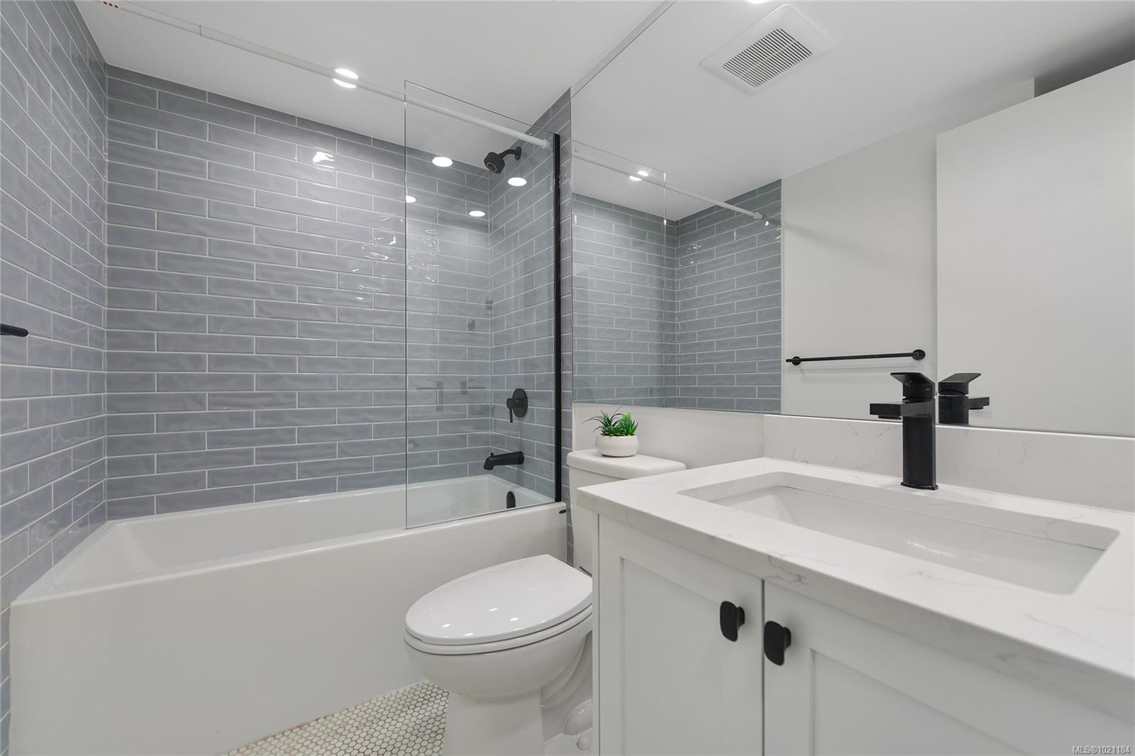 105-3215 Alder St, Saanich, BC - Indoor Photo Showing Bathroom