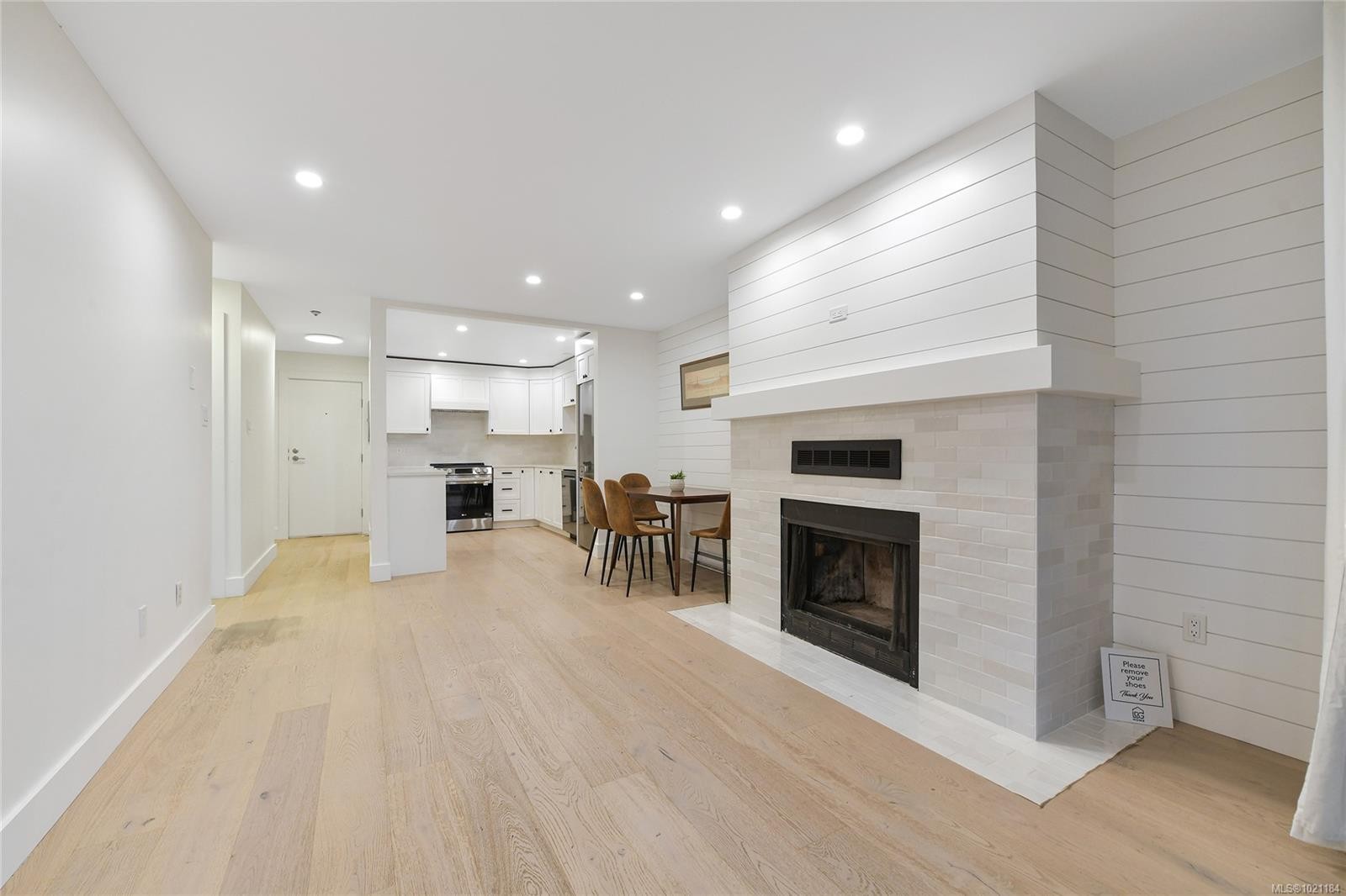 105-3215 Alder St, Saanich, BC - Indoor Photo Showing Living Room With Fireplace