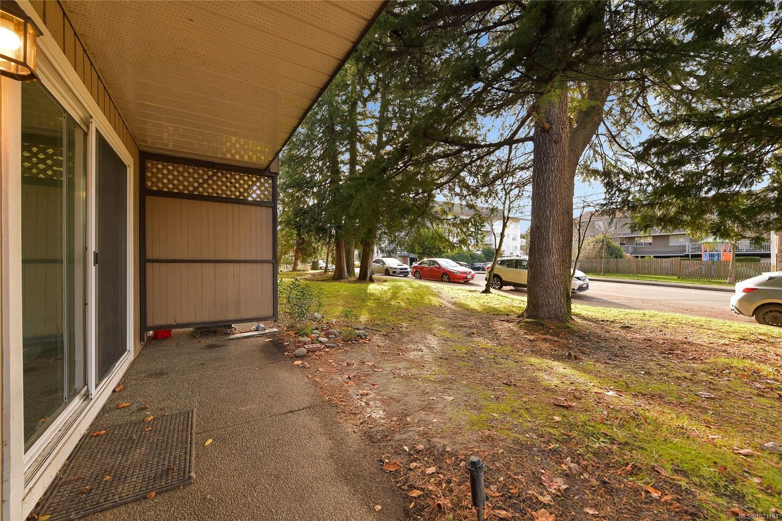 105-3215 Alder St, Saanich, BC - Outdoor