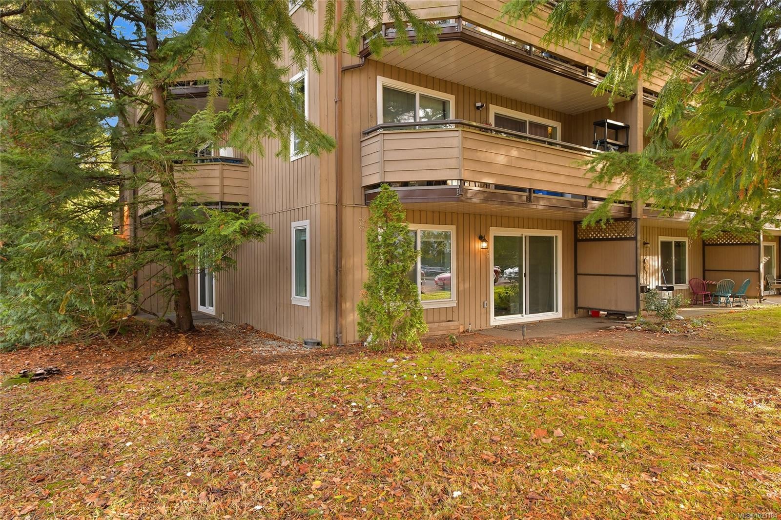 105-3215 Alder St, Saanich, BC - Outdoor