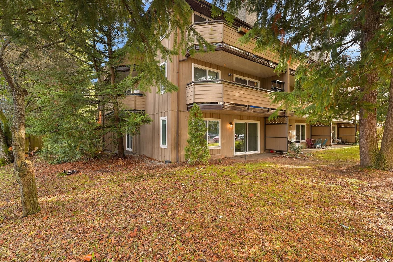 105-3215 Alder St, Saanich, BC - Outdoor