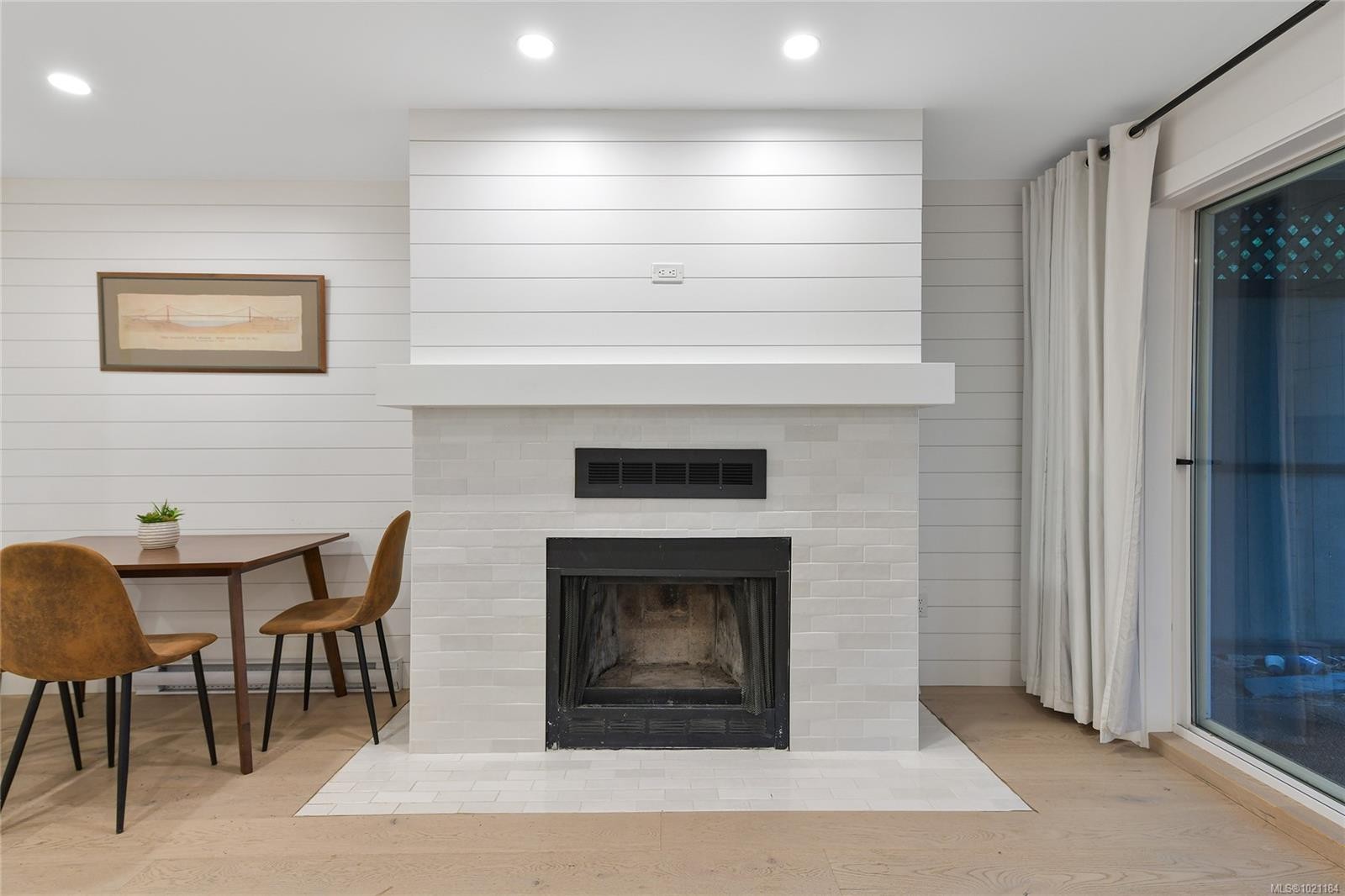 105-3215 Alder St, Saanich, BC - Indoor Photo Showing Living Room With Fireplace
