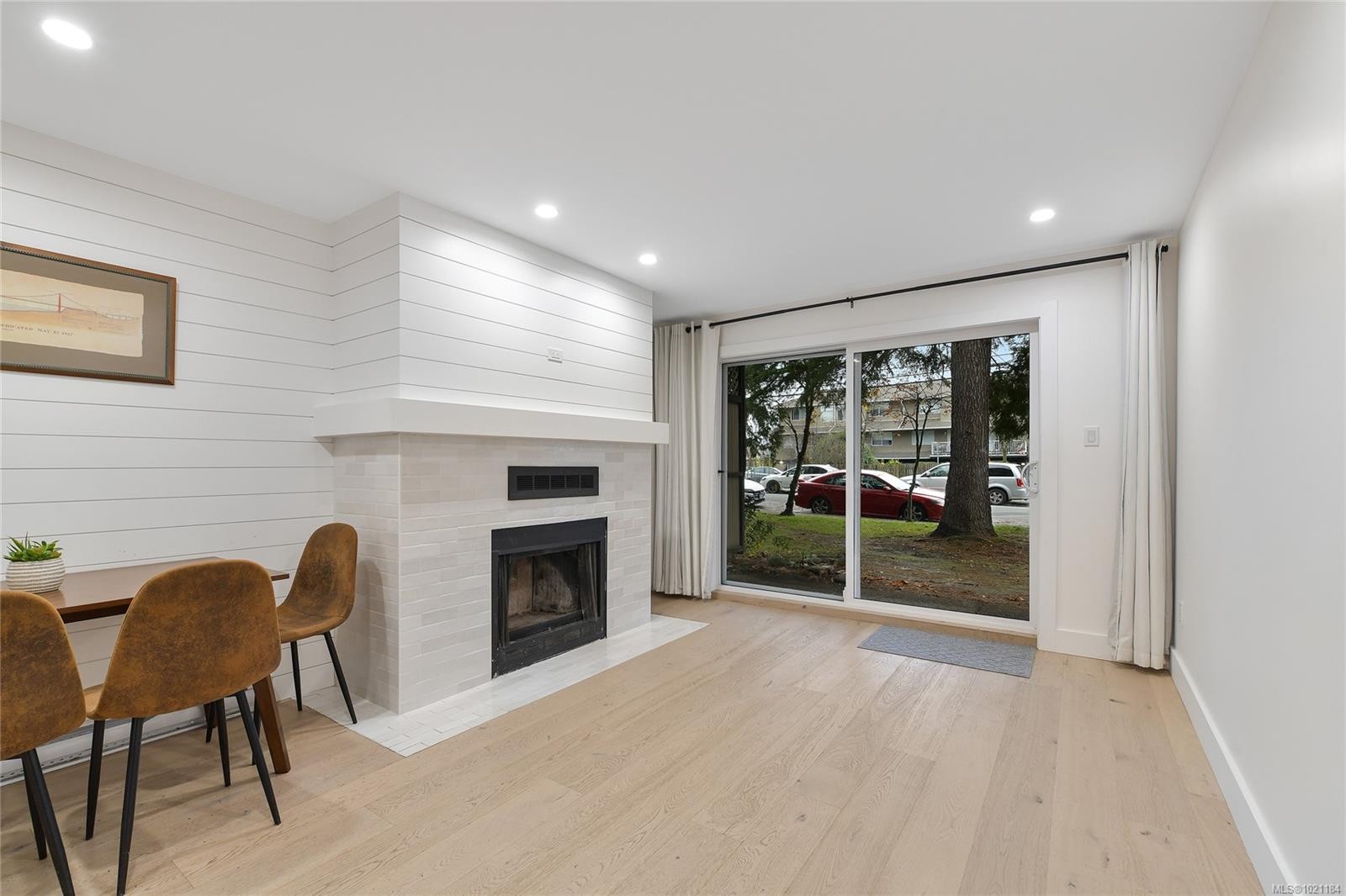 105-3215 Alder St, Saanich, BC - Indoor With Fireplace