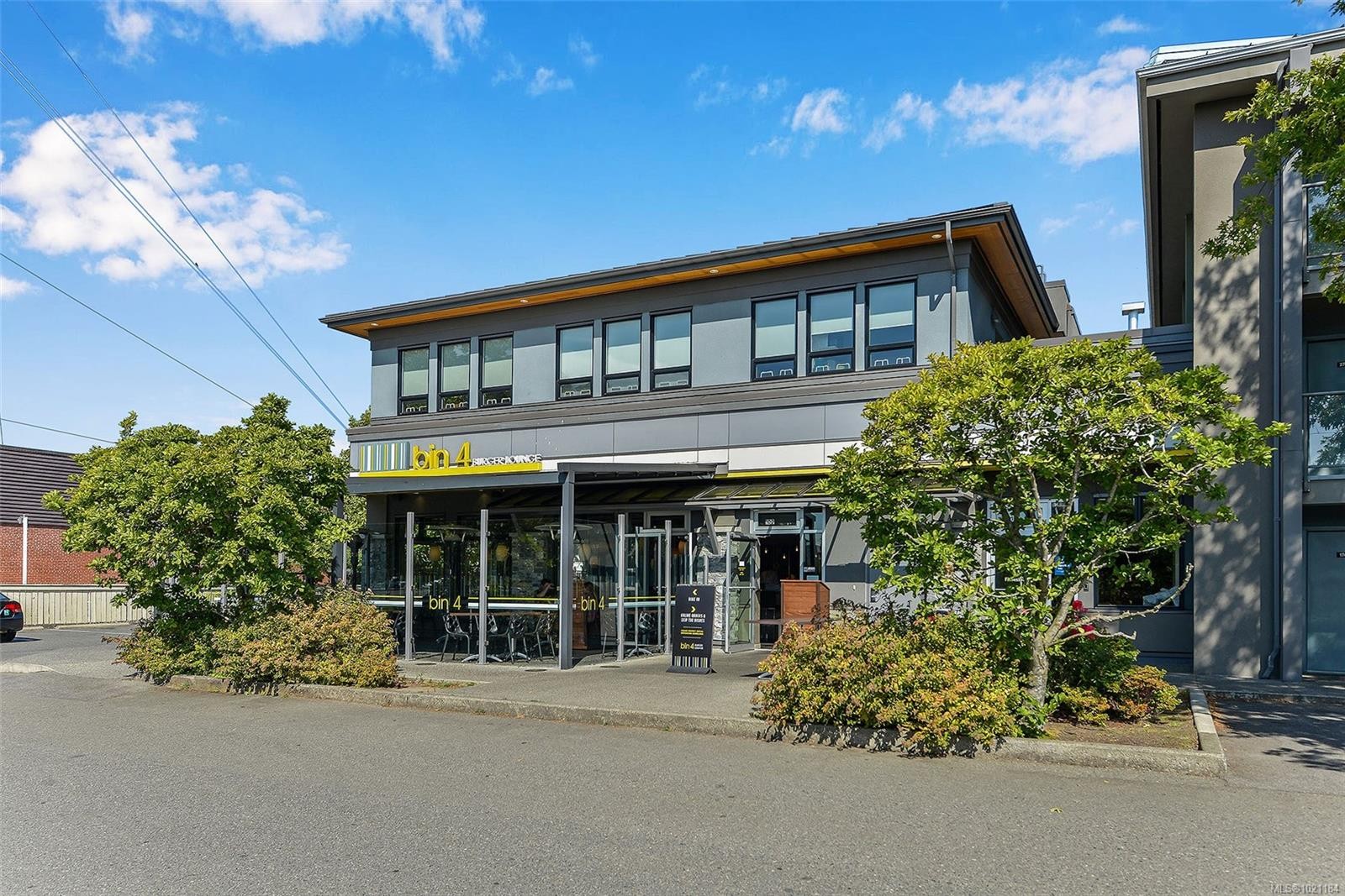 105-3215 Alder St, Saanich, BC - Outdoor