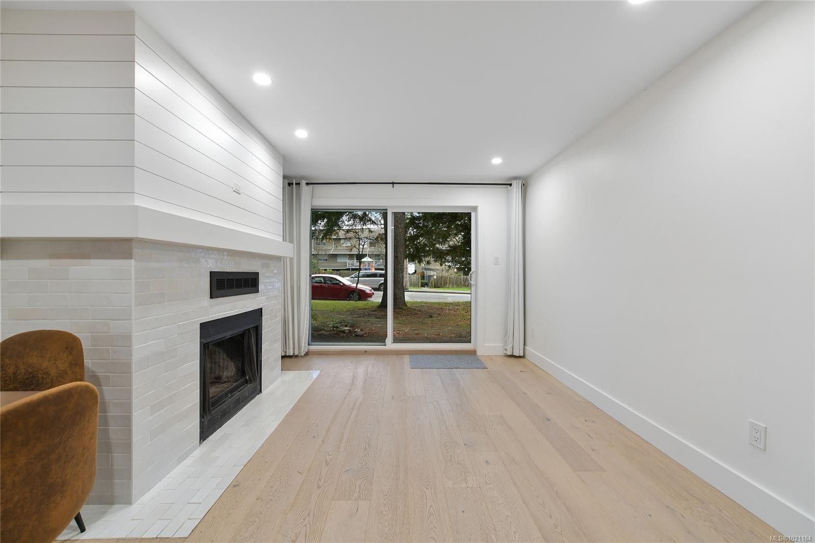 105-3215 Alder St, Saanich, BC - Indoor With Fireplace