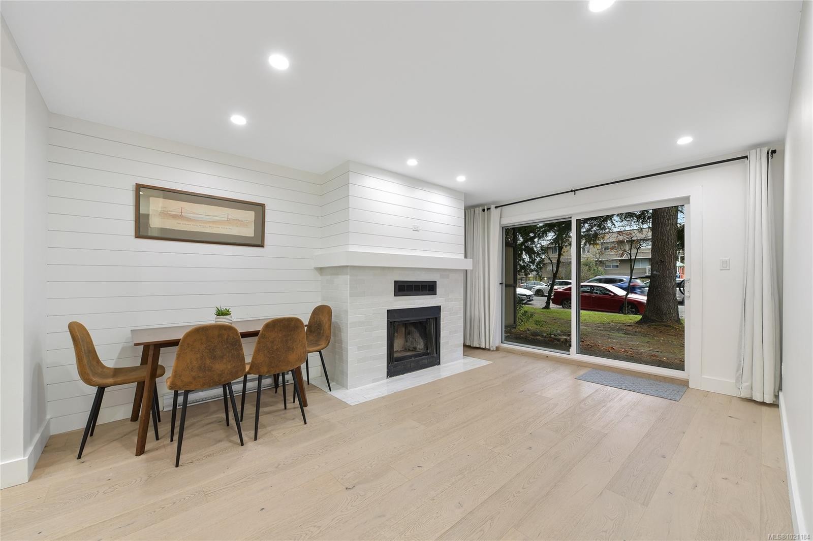 105-3215 Alder St, Saanich, BC - Indoor With Fireplace