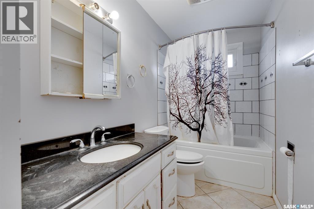 2 Deergrove Crescent, Regina, SK - Indoor Photo Showing Bathroom