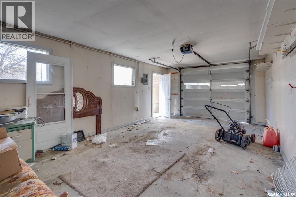 2 Deergrove Crescent, Regina, SK - Indoor Photo Showing Garage