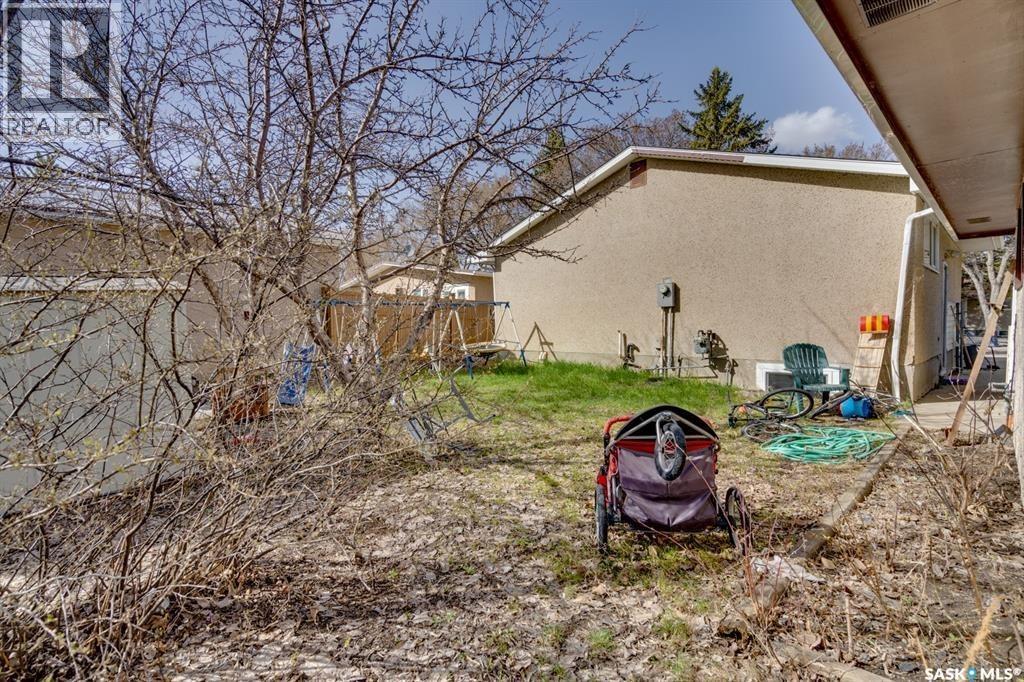 2 Deergrove Crescent, Regina, SK - Outdoor