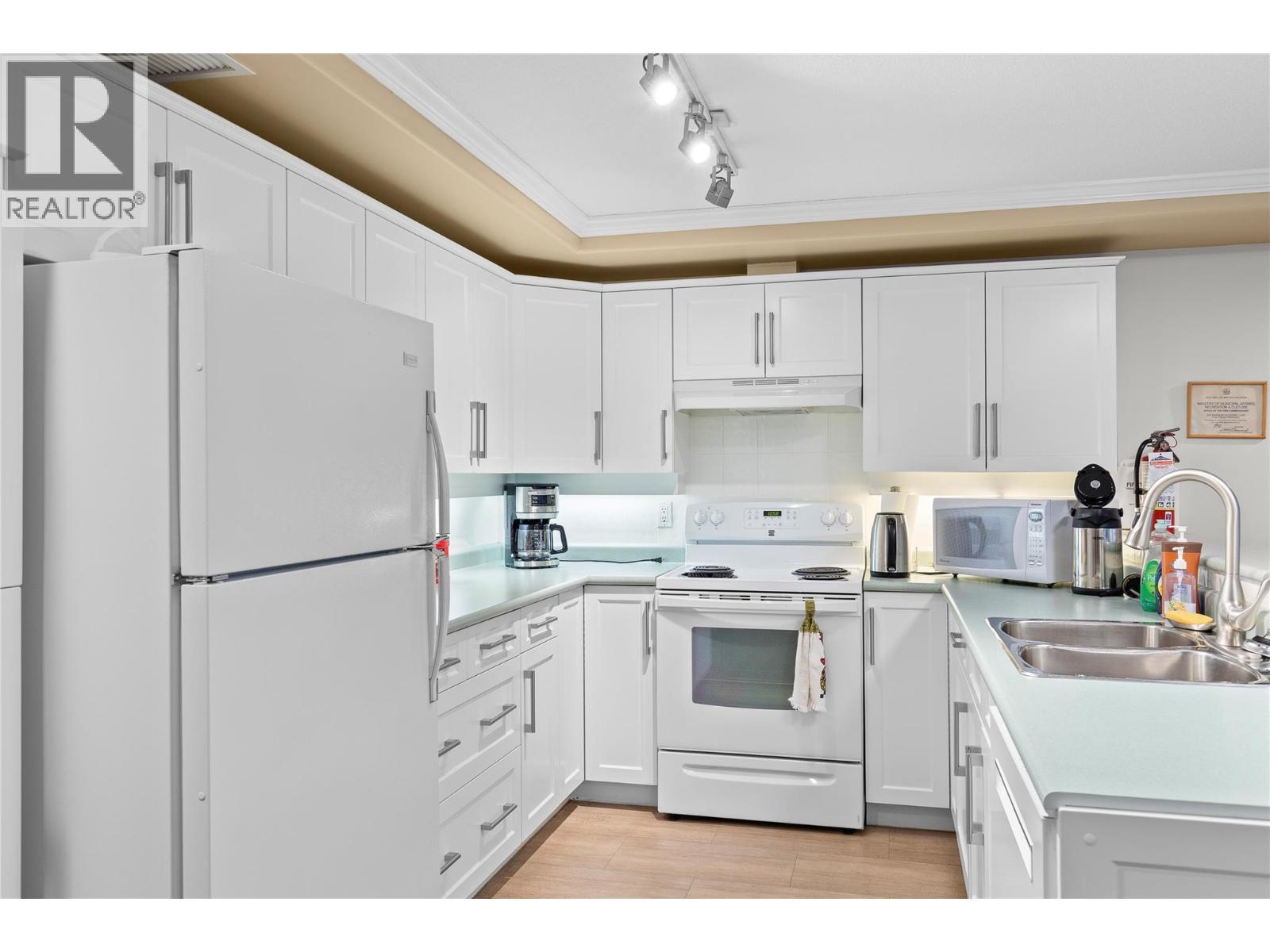 3300 Centennial Drive Unit# 204, Vernon, BC - Indoor Photo Showing Kitchen With Double Sink