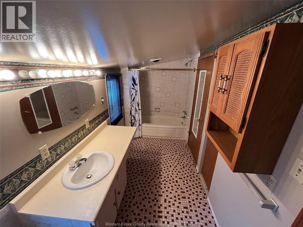 2629 Meldrum, Windsor, ON - Indoor Photo Showing Bathroom