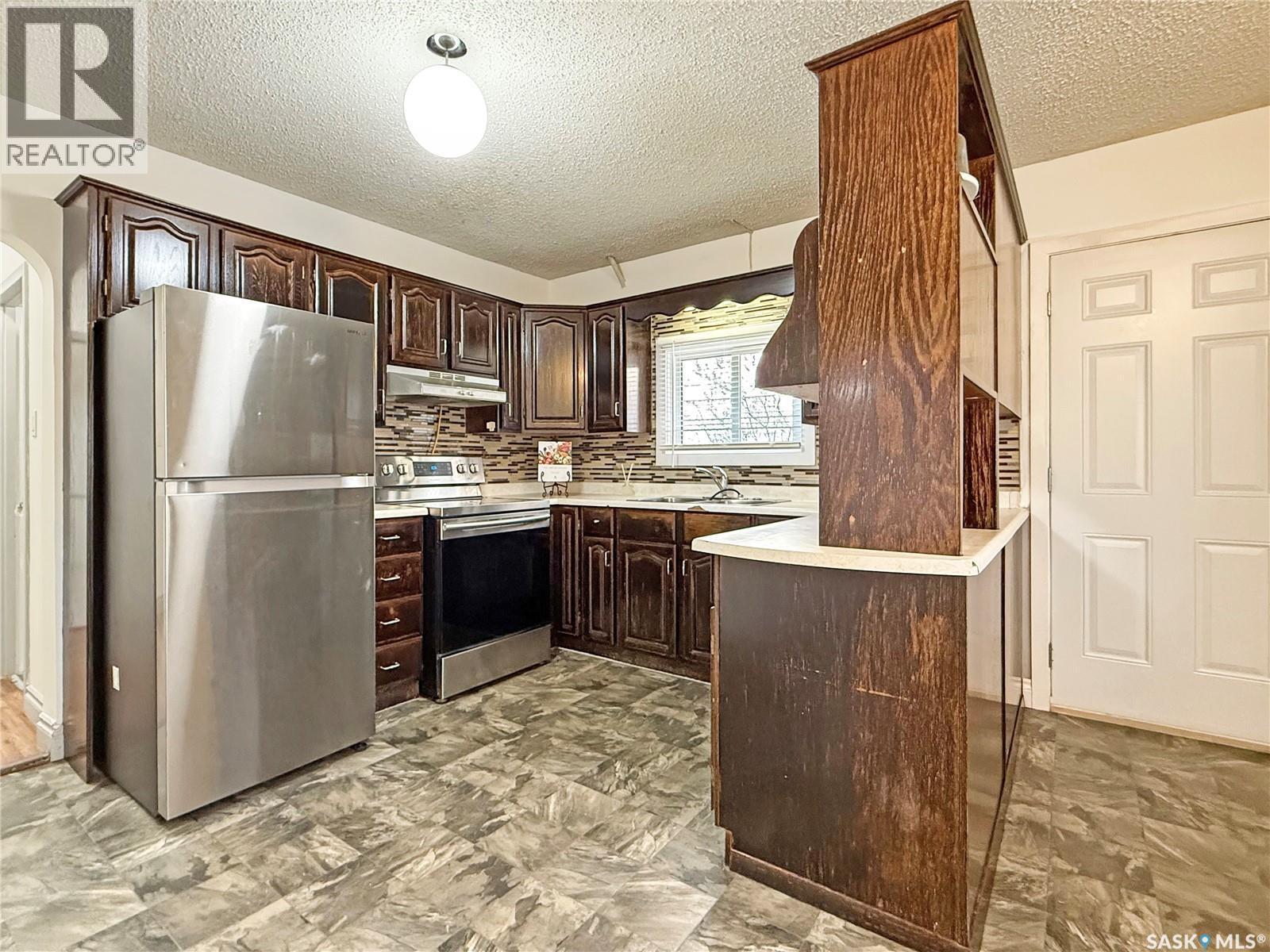 314 10Th Avenue Nw, Swift Current, SK - Indoor Photo Showing Kitchen