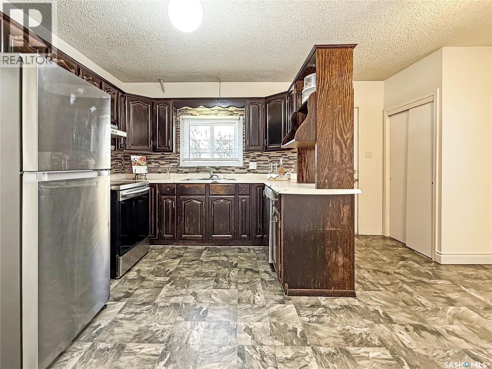 314 10Th Avenue Nw, Swift Current, SK - Indoor Photo Showing Kitchen