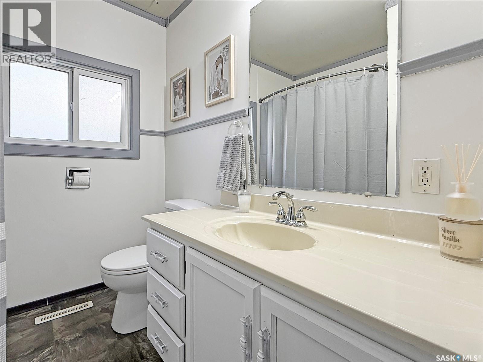 314 10Th Avenue Nw, Swift Current, SK - Indoor Photo Showing Bathroom