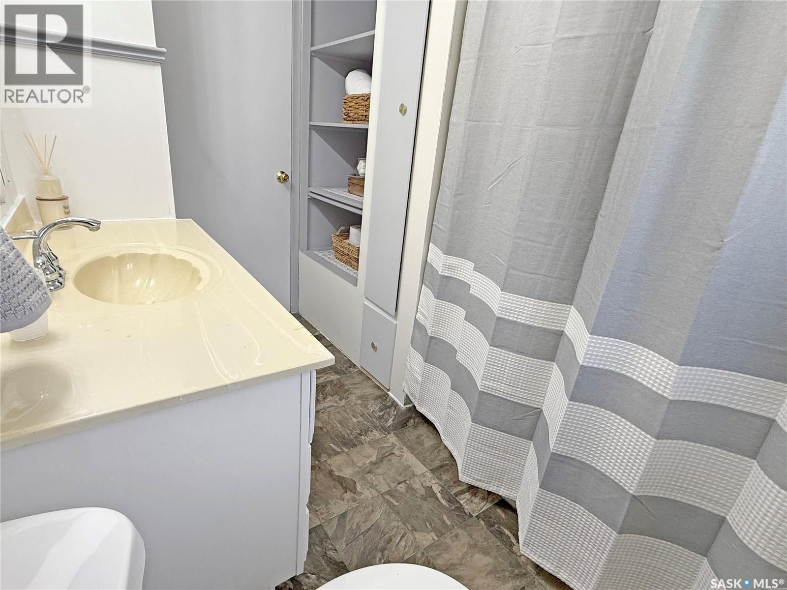314 10Th Avenue Nw, Swift Current, SK - Indoor Photo Showing Bathroom