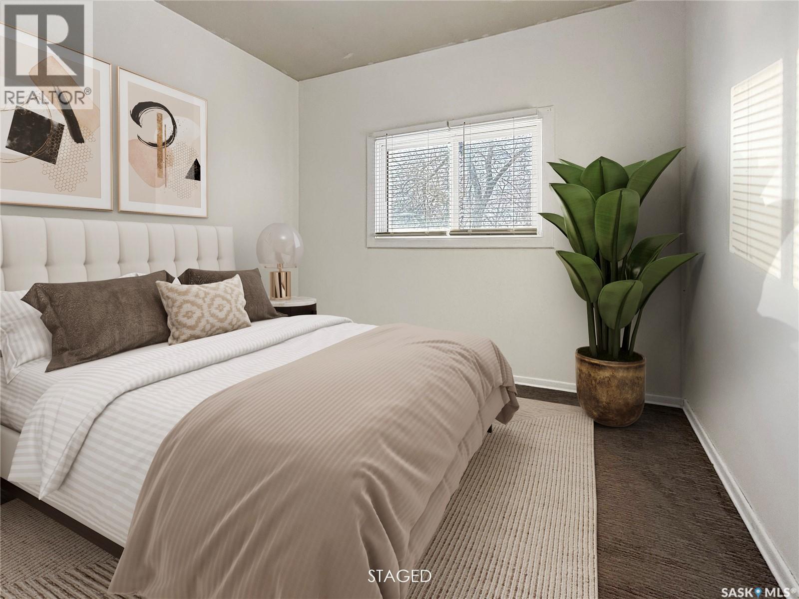 314 10Th Avenue Nw, Swift Current, SK - Indoor Photo Showing Bedroom