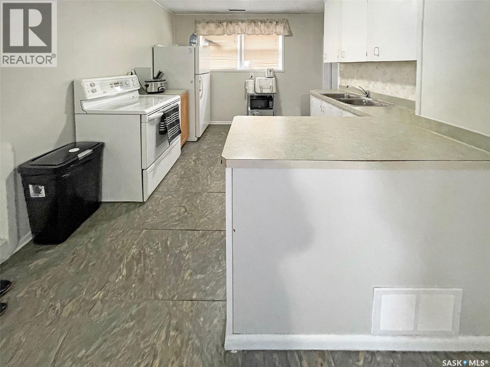 314 10Th Avenue Nw, Swift Current, SK - Indoor Photo Showing Laundry Room