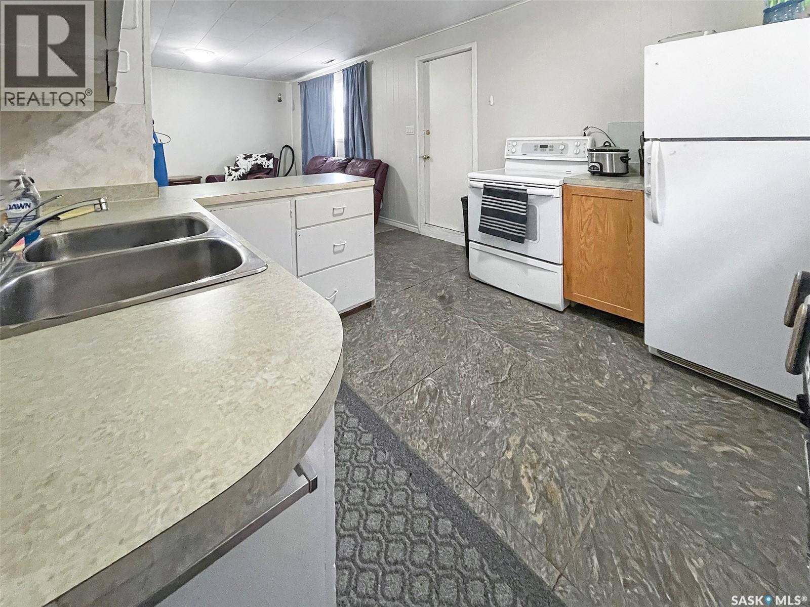 314 10Th Avenue Nw, Swift Current, SK - Indoor Photo Showing Kitchen With Double Sink
