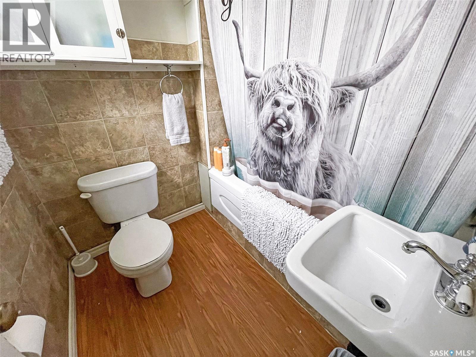 314 10Th Avenue Nw, Swift Current, SK - Indoor Photo Showing Bathroom