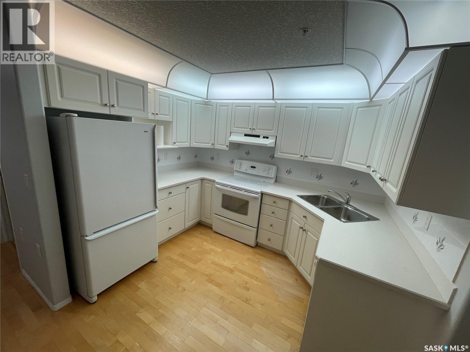 340 325 Keevil Crescent, Saskatoon, SK - Indoor Photo Showing Kitchen With Double Sink