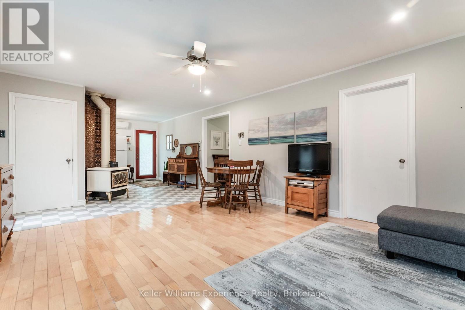 9 Harras Avenue, Tiny, ON - Indoor Photo Showing Living Room