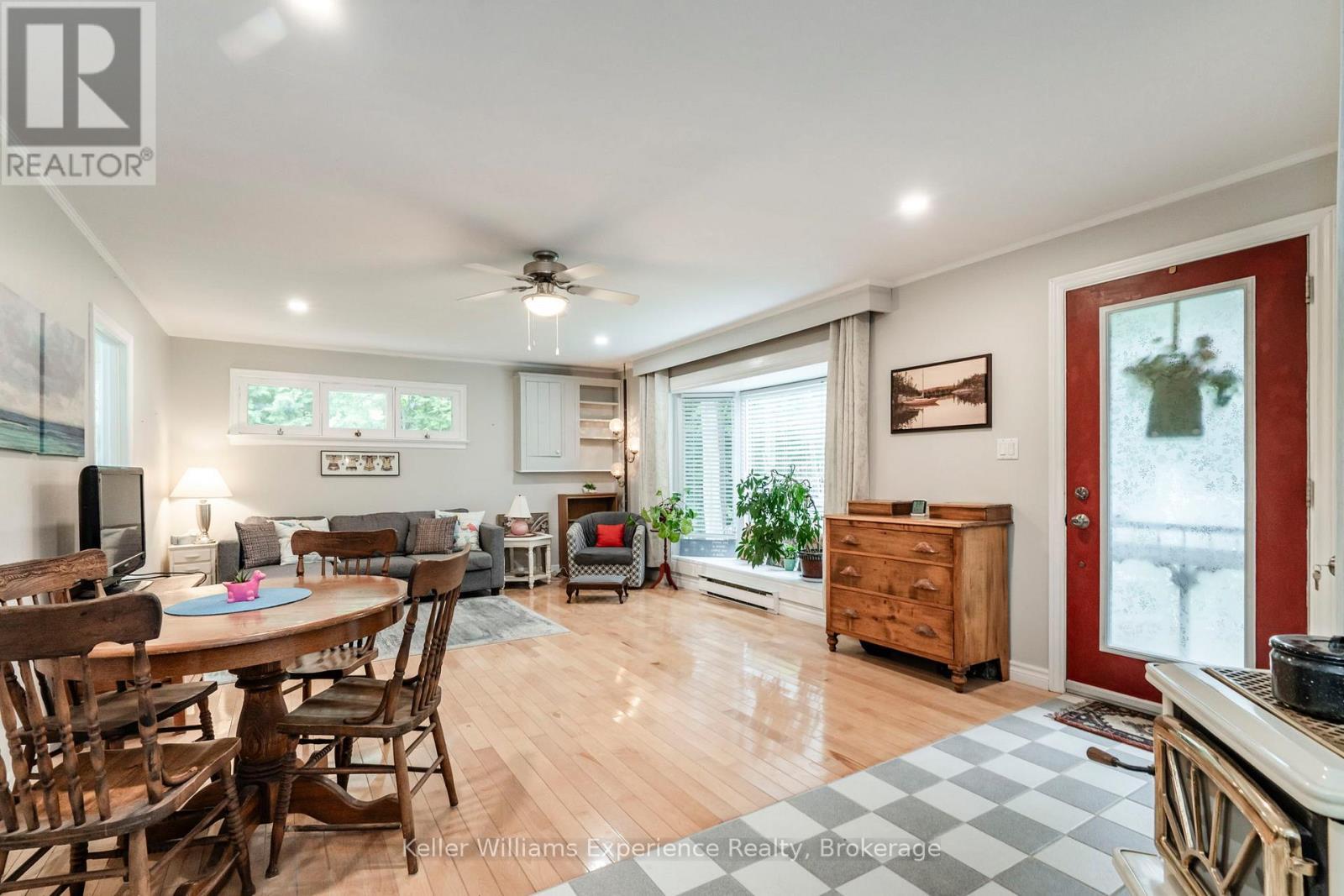 9 Harras Avenue, Tiny, ON - Indoor Photo Showing Dining Room