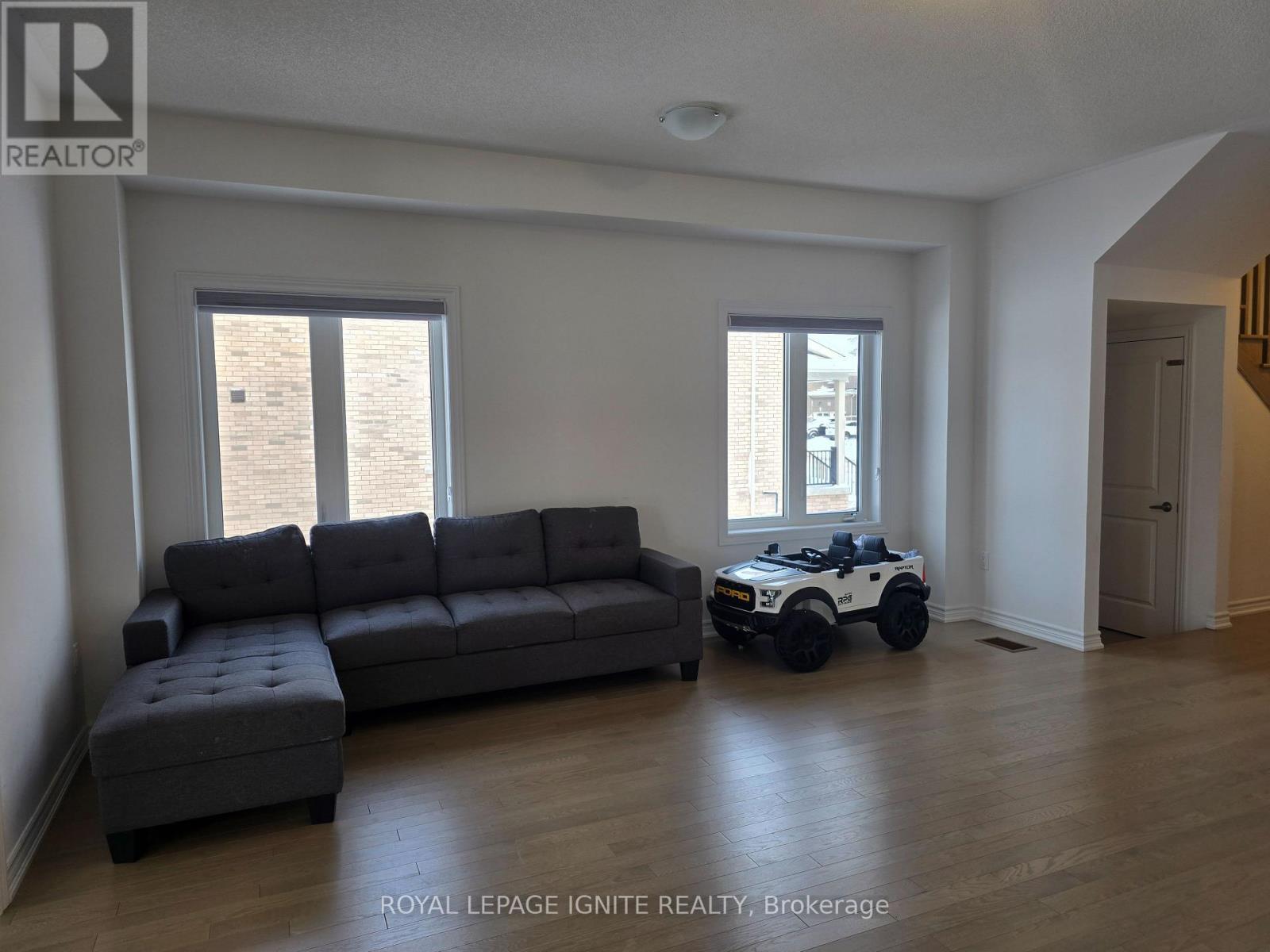 387 Russell Street, Southgate, ON - Indoor Photo Showing Living Room