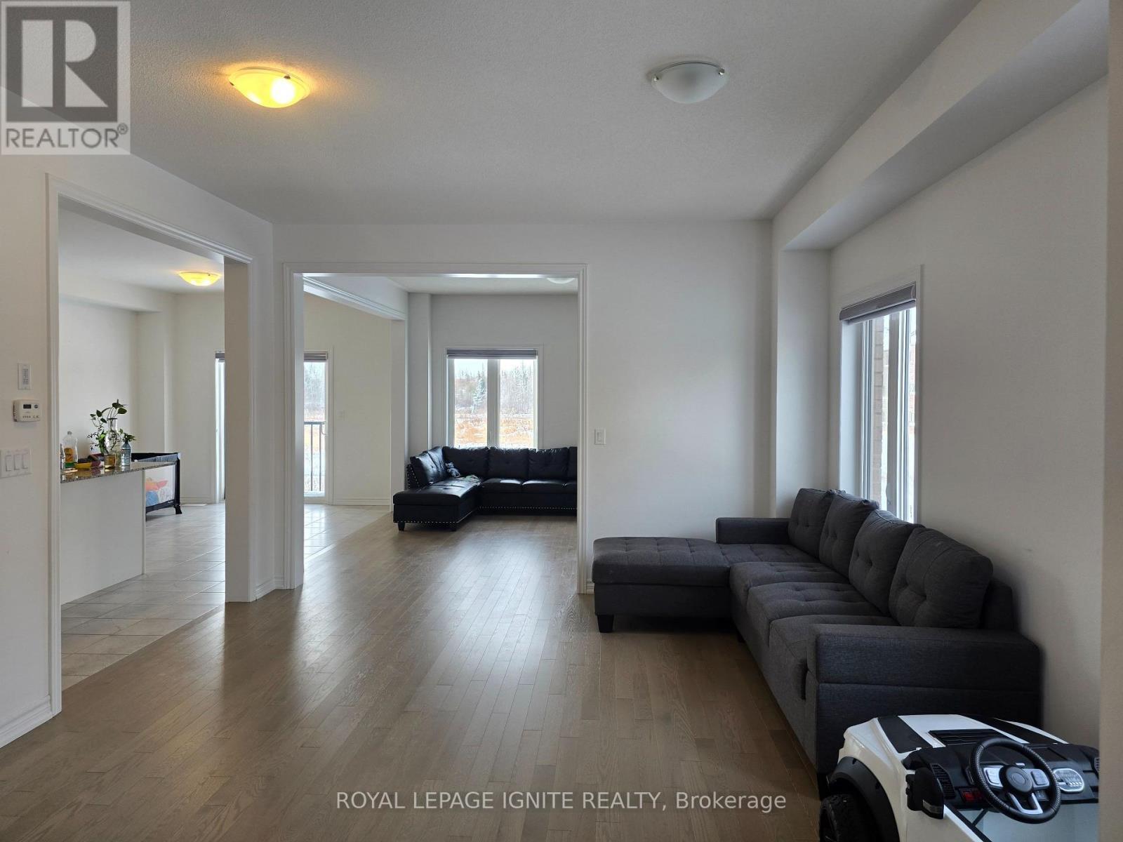 387 Russell Street, Southgate, ON - Indoor Photo Showing Living Room