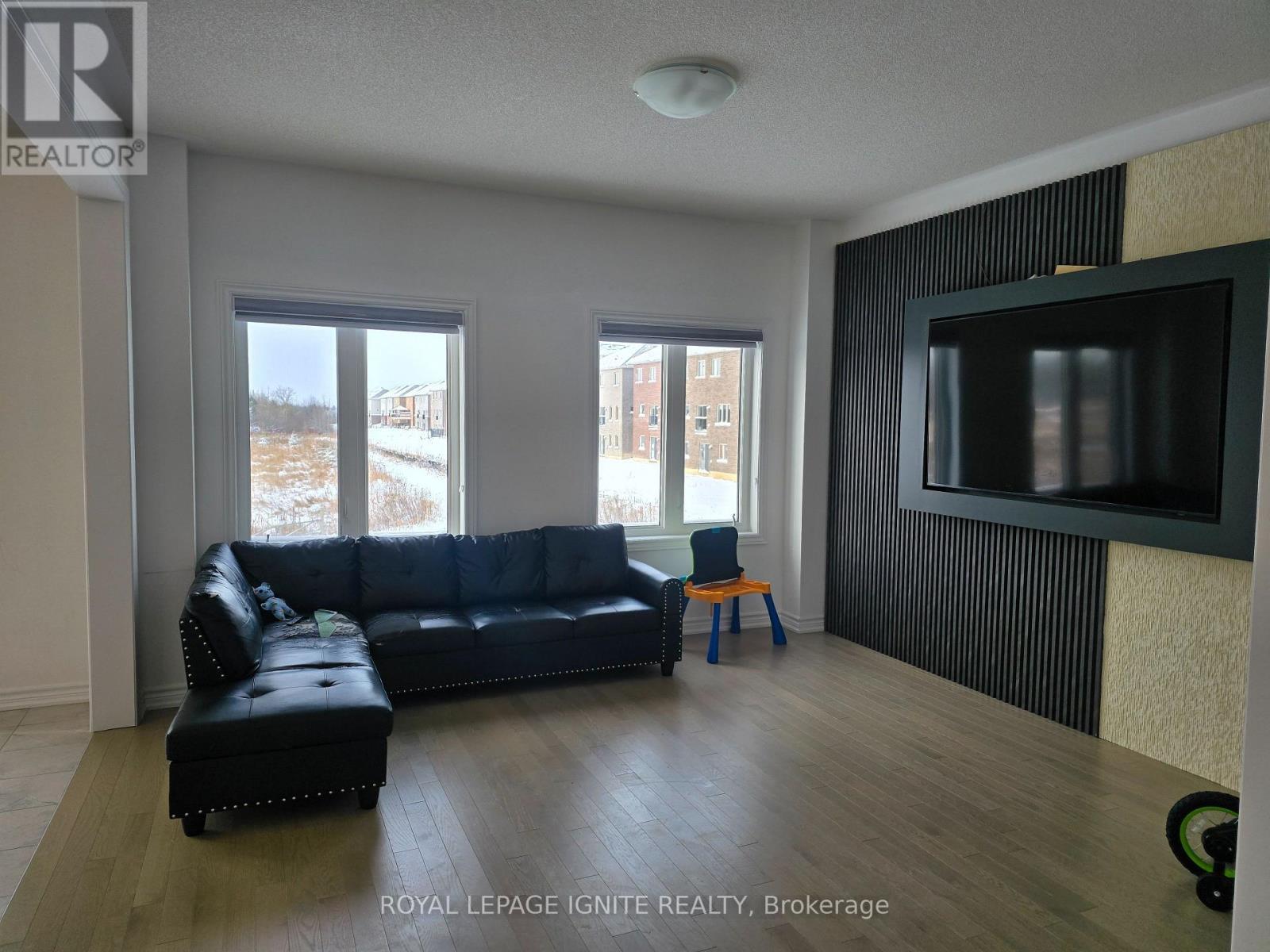 387 Russell Street, Southgate, ON - Indoor Photo Showing Living Room
