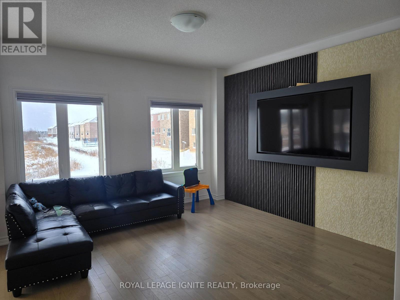 387 Russell Street, Southgate, ON - Indoor Photo Showing Living Room