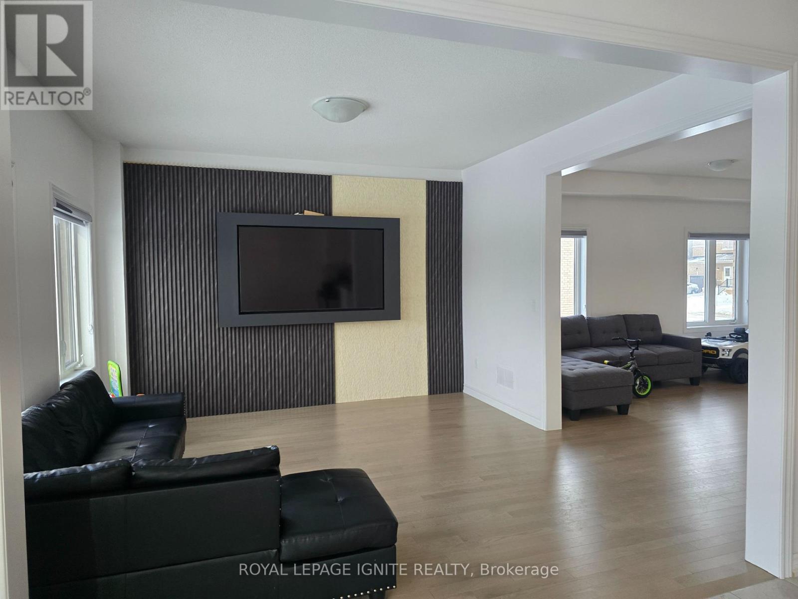 387 Russell Street, Southgate, ON - Indoor Photo Showing Living Room