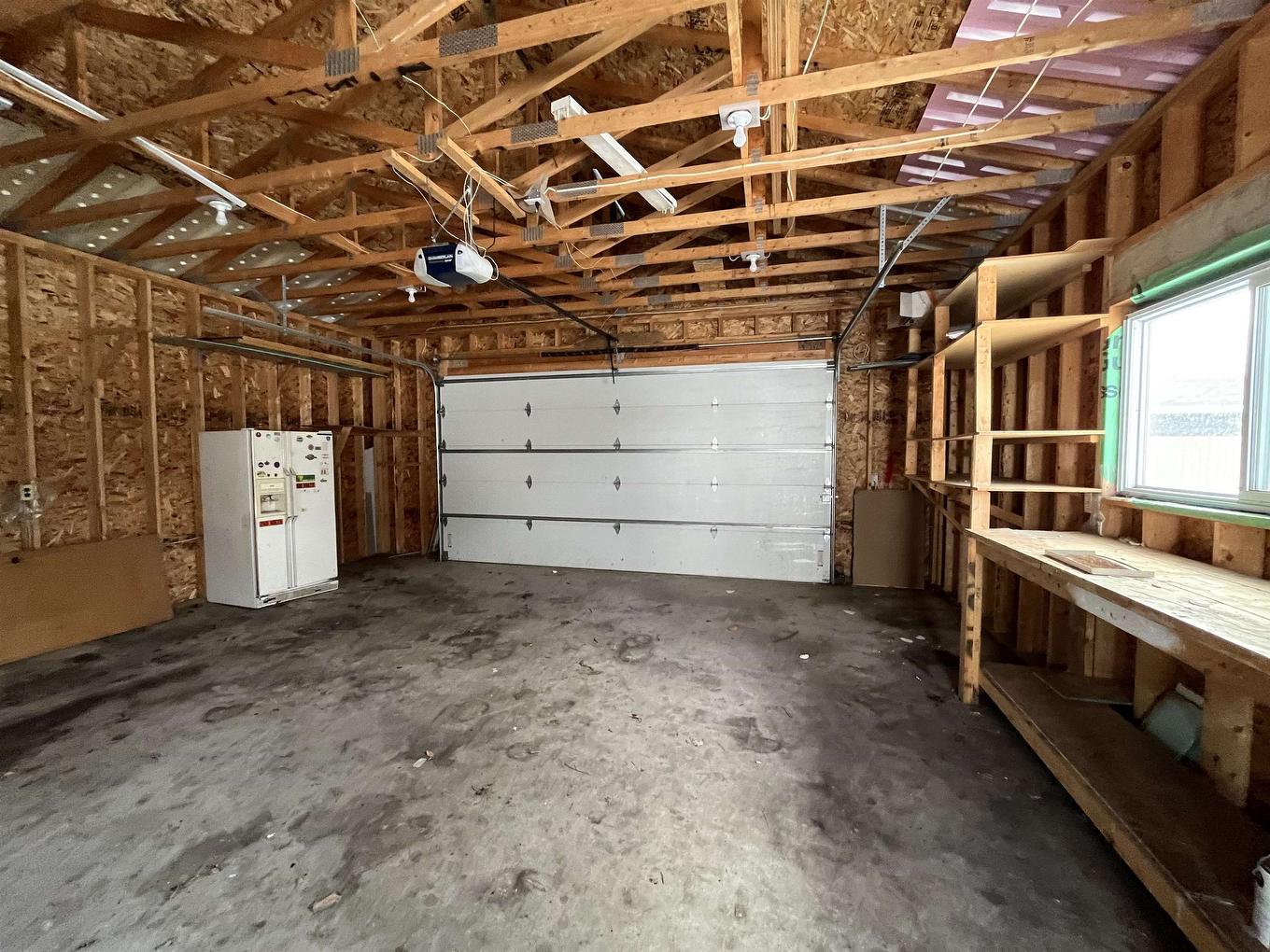 725 Second St W, Fort Frances, ON - Indoor Photo Showing Garage