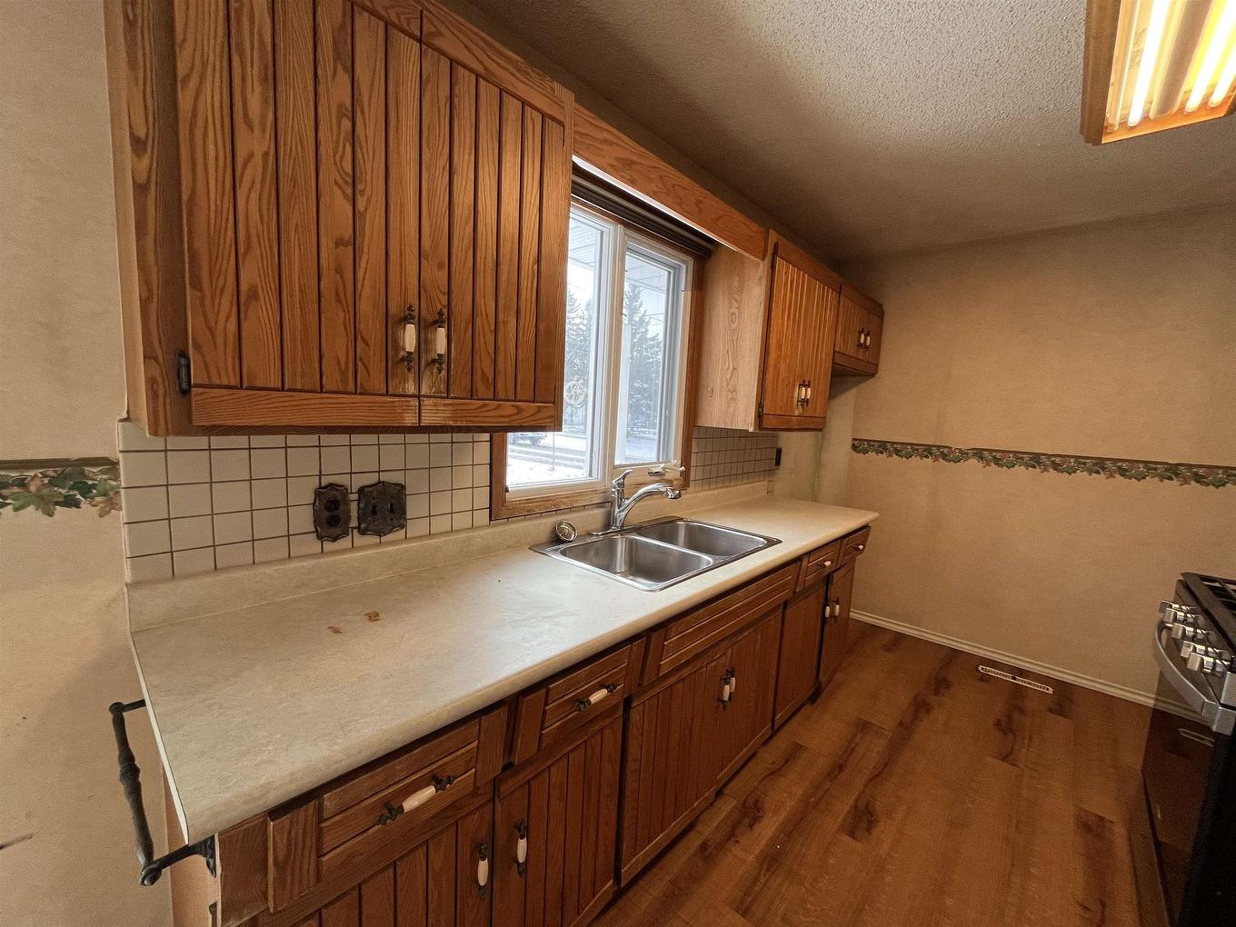 725 Second St W, Fort Frances, ON - Indoor Photo Showing Kitchen With Double Sink