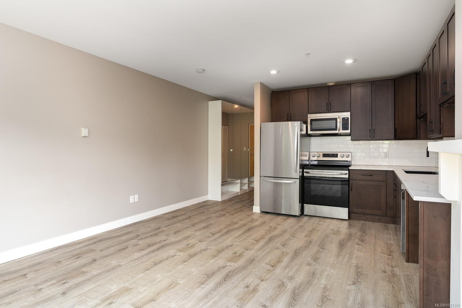 417-90 Regatta Landing, Victoria, BC - Indoor Photo Showing Kitchen With Double Sink