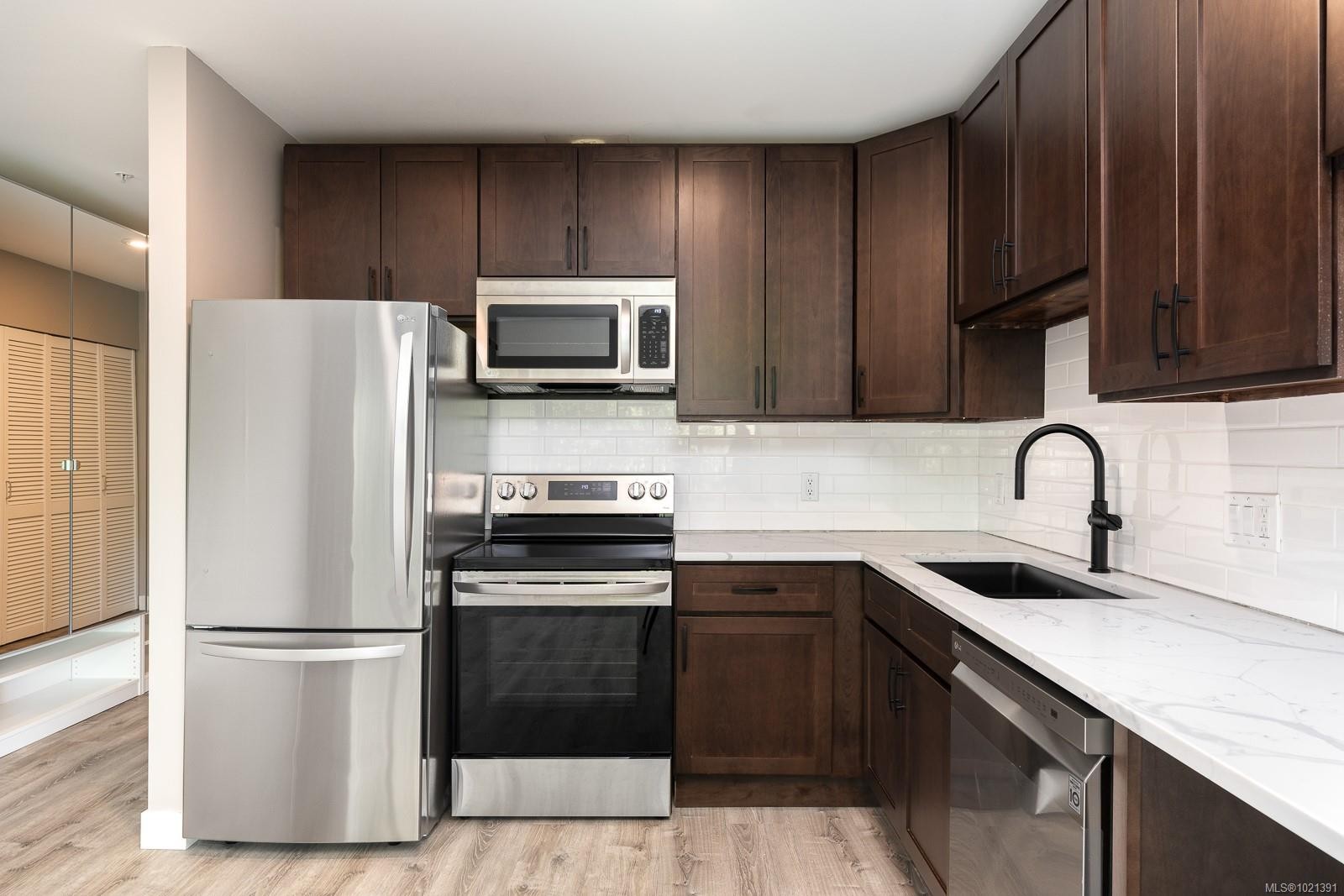 417-90 Regatta Landing, Victoria, BC - Indoor Photo Showing Kitchen