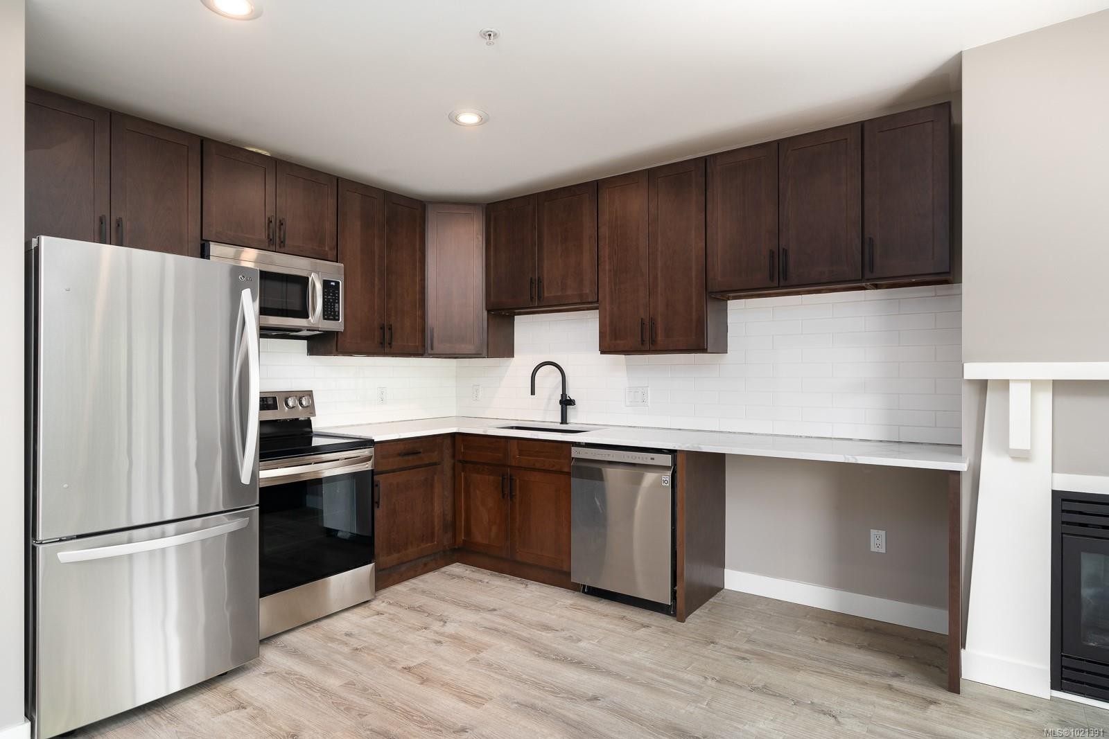 417-90 Regatta Landing, Victoria, BC - Indoor Photo Showing Kitchen