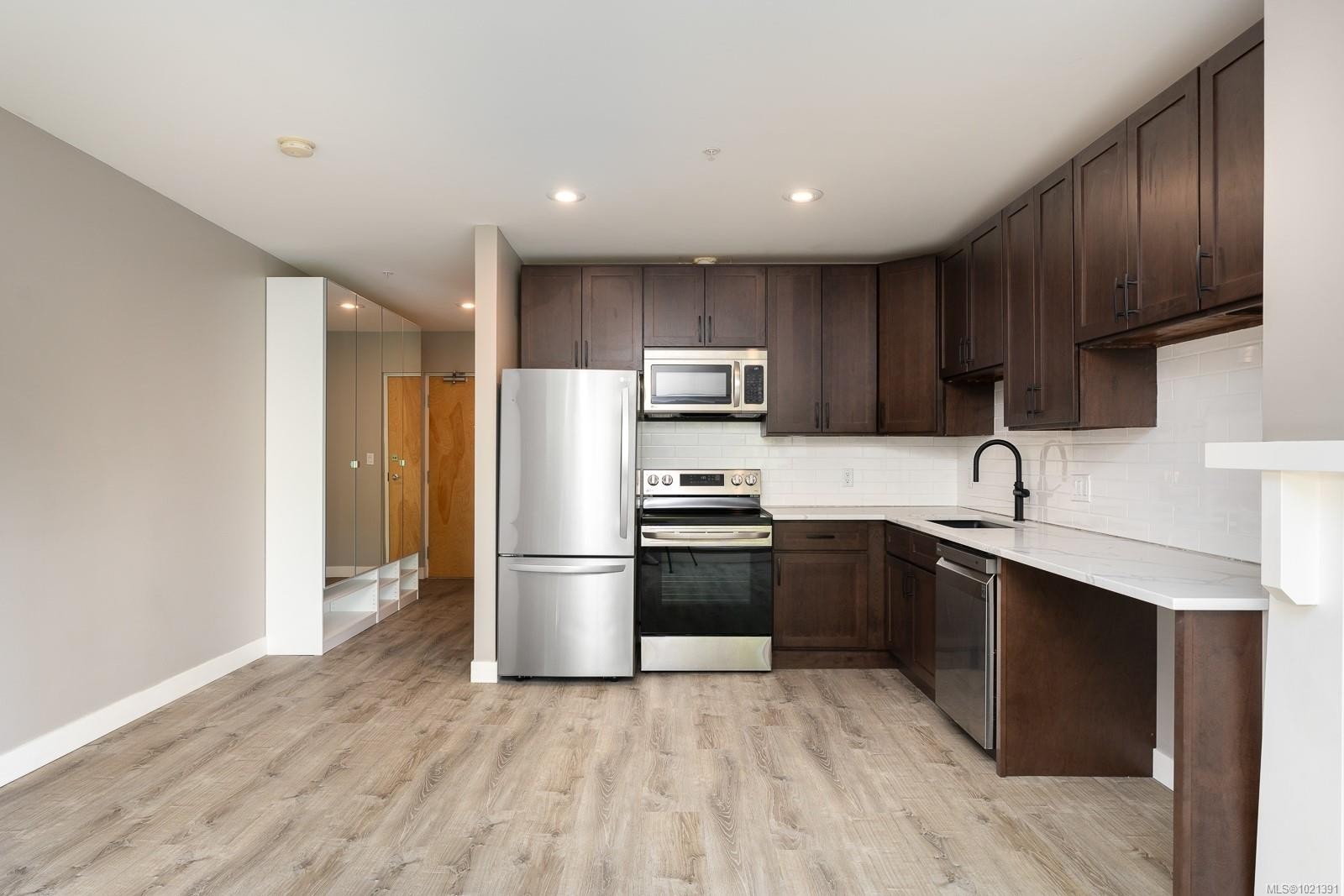 417-90 Regatta Landing, Victoria, BC - Indoor Photo Showing Kitchen