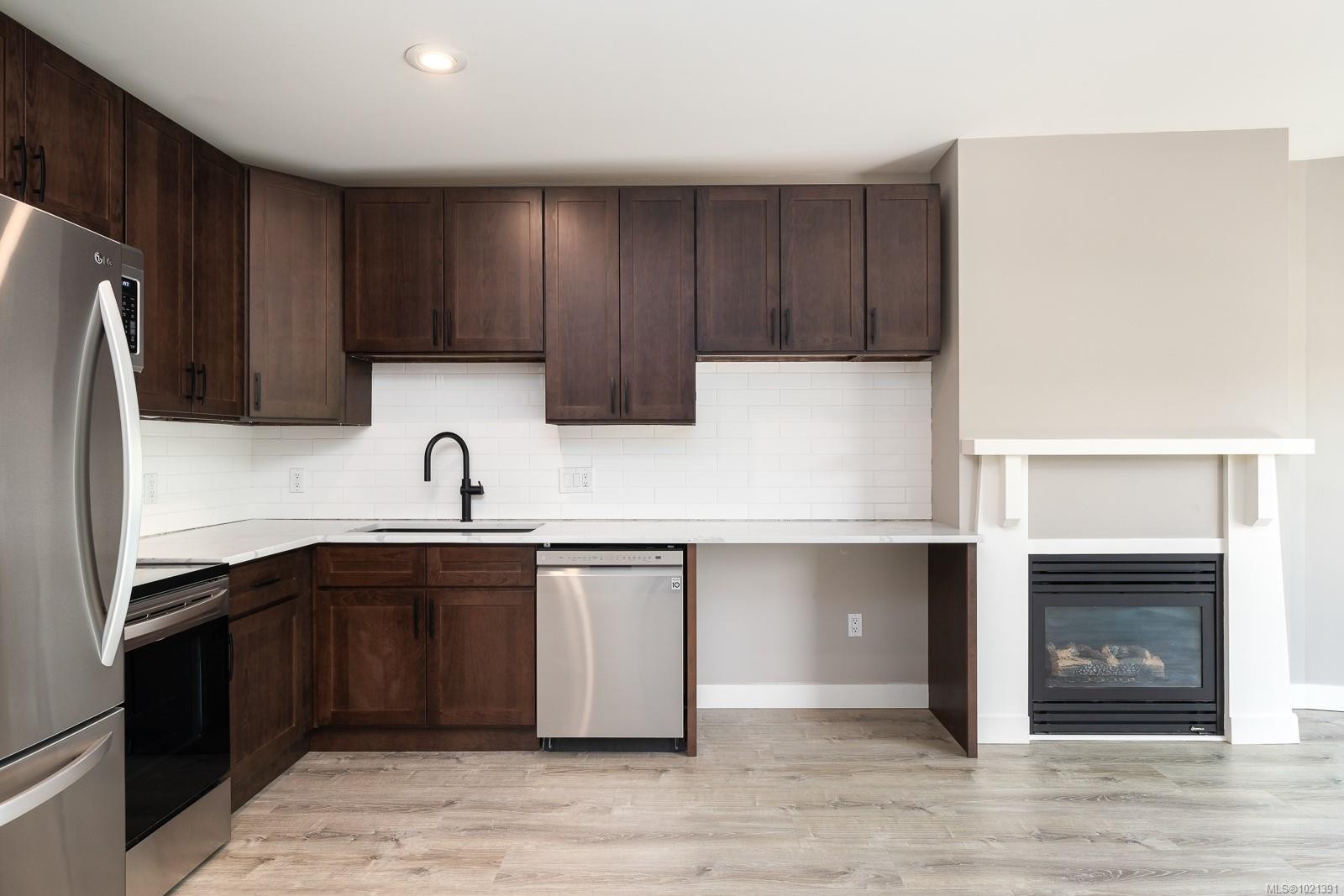 417-90 Regatta Landing, Victoria, BC - Indoor Photo Showing Kitchen
