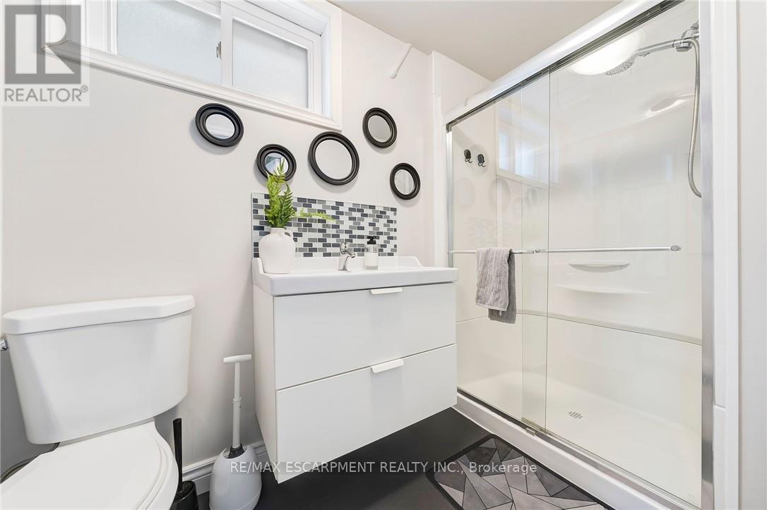 31 Raleigh Street, Hamilton, ON - Indoor Photo Showing Bathroom